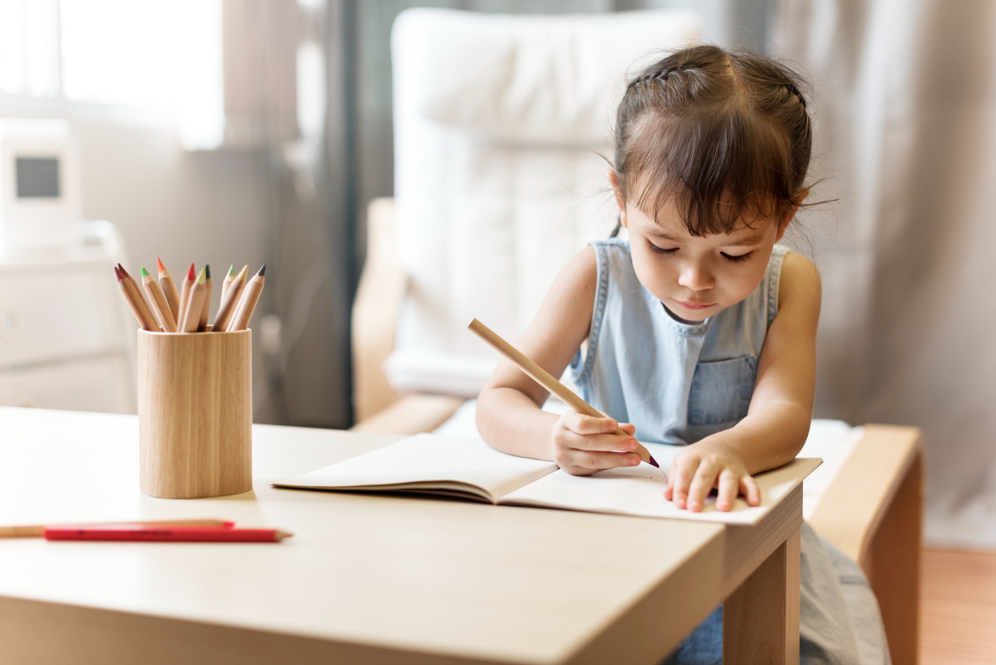 Bambina impegnata nella scrittura manuale