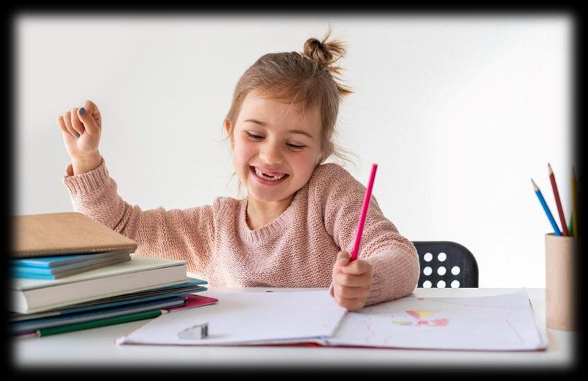 Bambina impegnata in un’attività di pregrafismo
