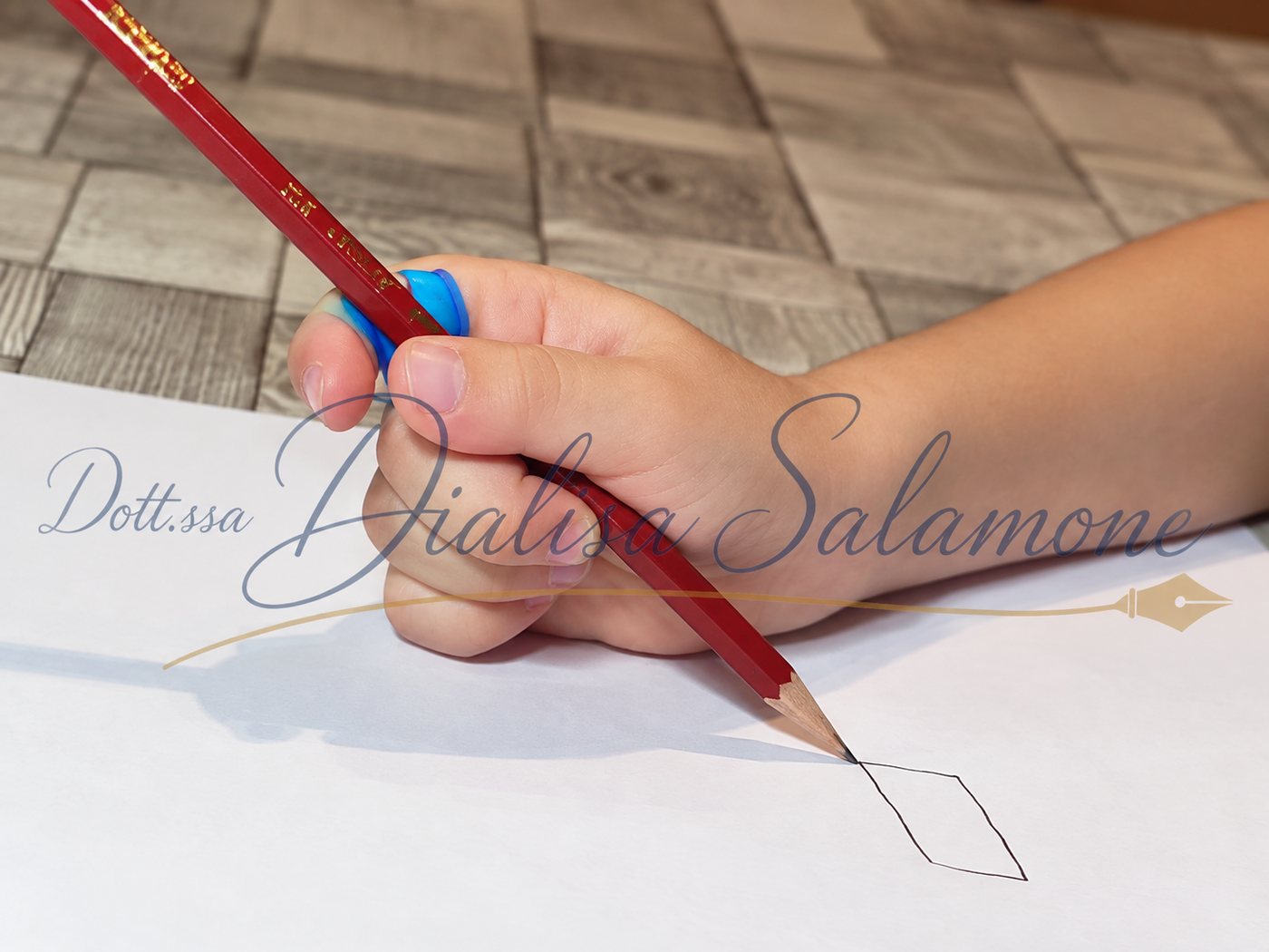 Primo piano della mano di un bambino durante un’attività grafica