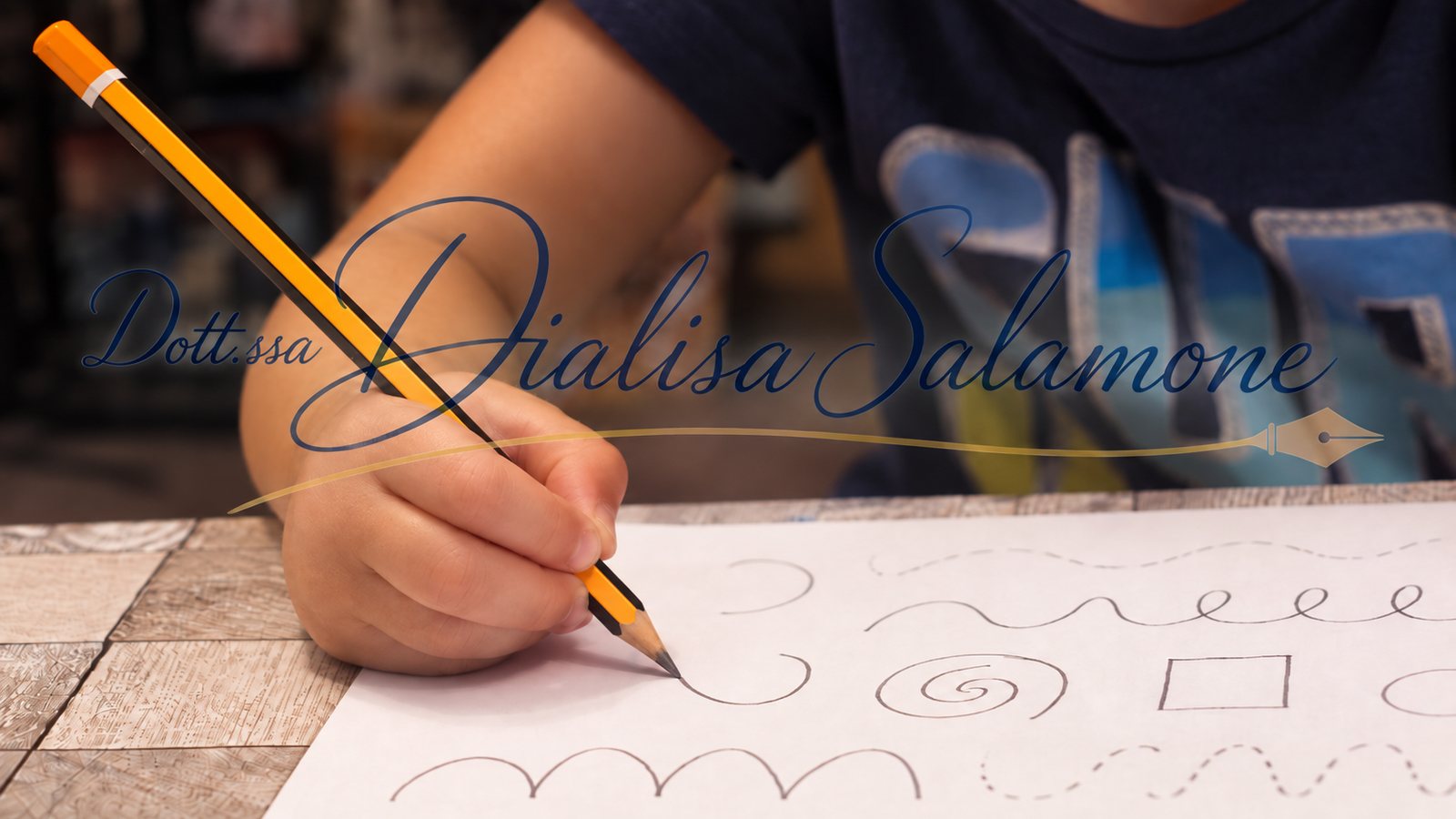 Bambino di scuola dell’infanzia svolge attività di pregrafismo e preparazione del gesto grafico